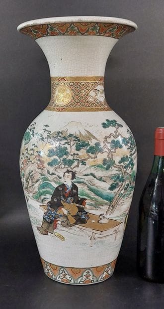 JAPAN

Large vase decorated with figures...