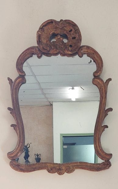 MIROIR en bois doré, fronton à décor de coquille...