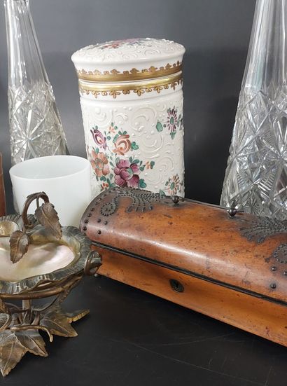 Set includes: 

- 1 small domed box with...