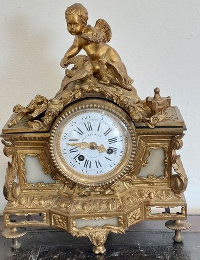 PENDULE en bronze et albâtre à décor d'un...