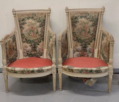 PAIRE DE BERGERES en bois relaqué crème à...