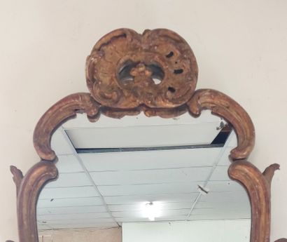 MIROIR en bois doré, fronton à décor de coquille...