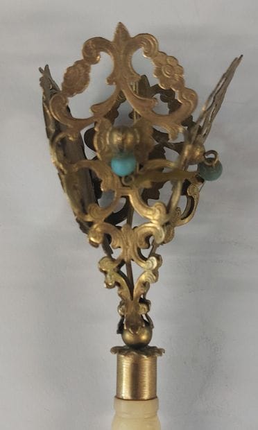 PORTE-BOUQUET en métal orné d'un miroir,...