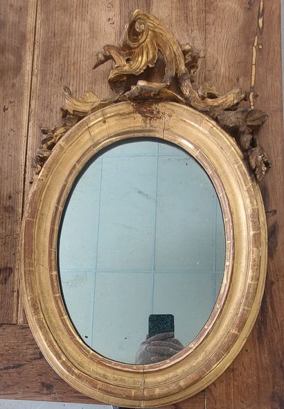 MIROIR en bois et stuc doré

62,5 x 38 cm

(accidents...