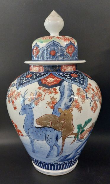 IMARI

Paire de potiches couvertes en porcelaine,...