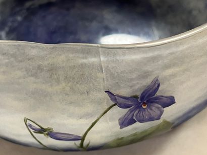 DAUM NANCY

Glass goblet with a violet design...