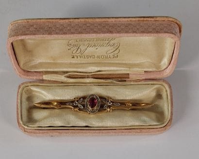 BROCHE en or 18K, pierres blanches et pierre...