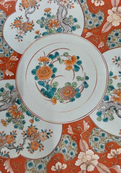 IMARI

Grand plat en porcelaine à décor floral...