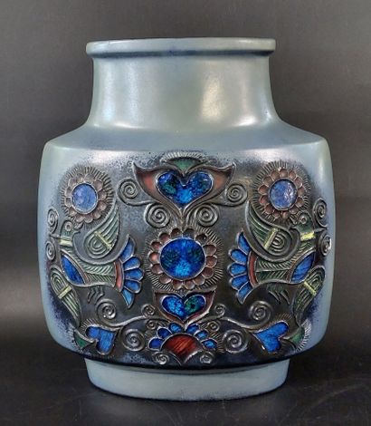 QUIMPER, TABURET 

Large, flat-shaped vase...
