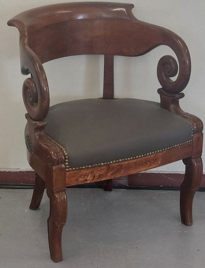 FAUTEUIL DE BUREAU en placage d'acajou, accotoirs...