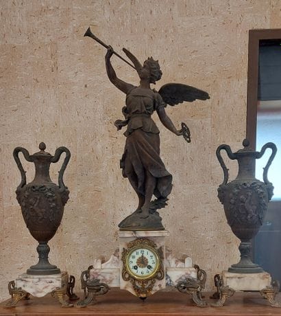 GARNITURE trois pièces en régule et marbre

Renommée...