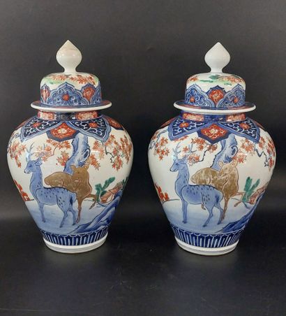 IMARI

Paire de potiches couvertes en porcelaine,...