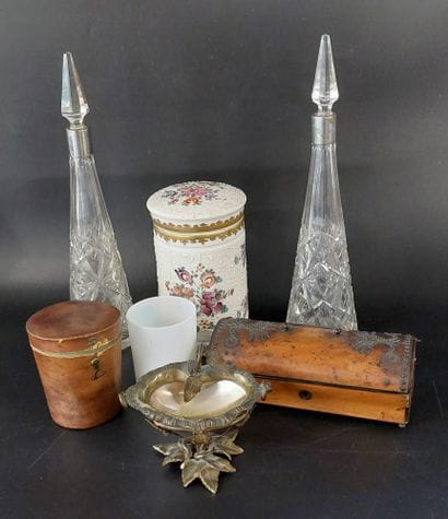Set includes: 

- 1 small domed box with...