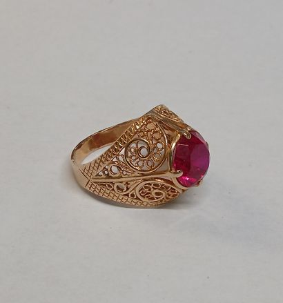 BAGUE en or 14K et pierre de couleur rubis

T...