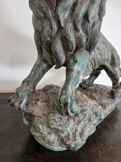 BRONZE

Lion rugissant

Bronze à patine verte...