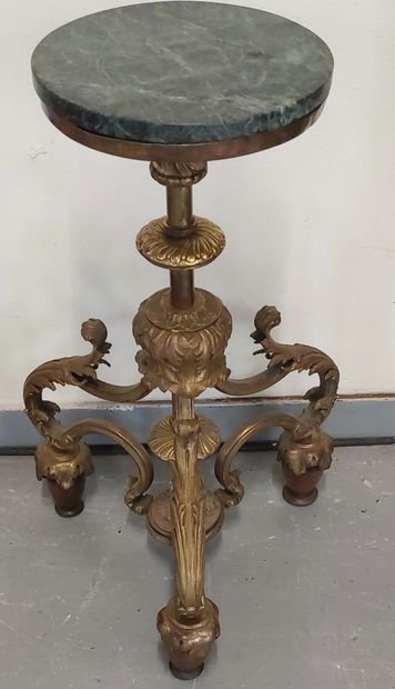 GUERIDON en bronze doré, dessus en marbre...