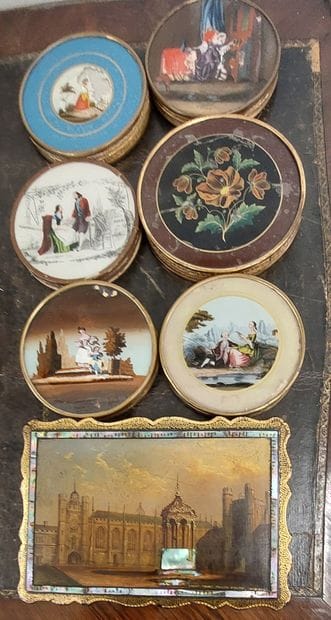 LOT de boîtes à dragés à décor de pêcheurs,...