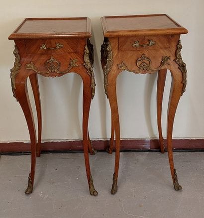 PAIRE DE CHEVETS en bois de placage garni...