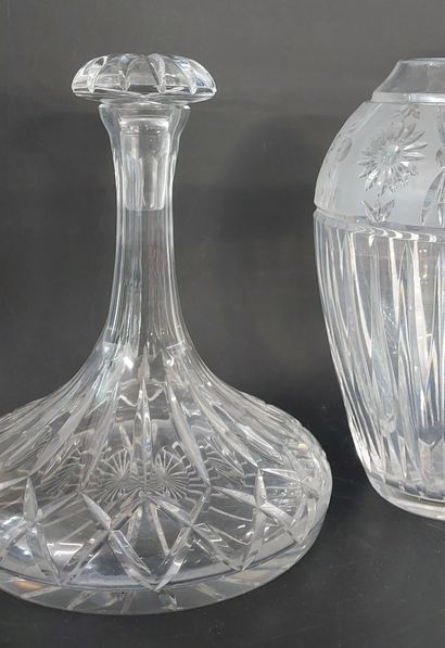 SET includes: 

- 1 decanter and 1 vase made...