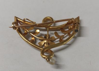 18K gold BROOCH with pearls and a red stone

Weight:...