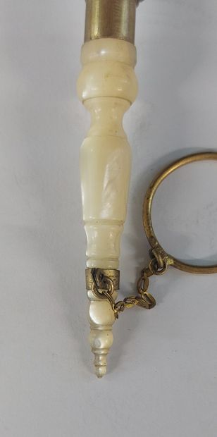 PORTE-BOUQUET en métal orné d'un miroir,...