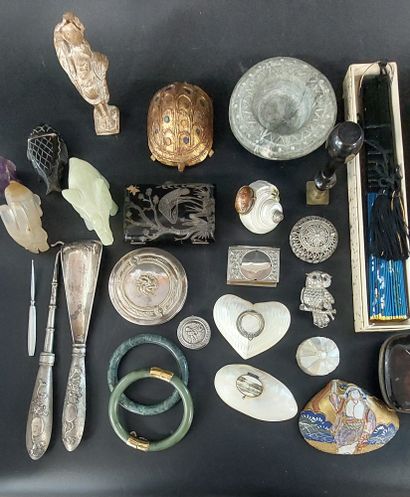 Lot of display items including: 

- assorted...