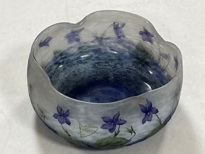 DAUM NANCY

Glass goblet with a violet design...