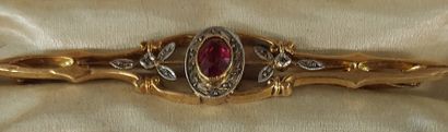 BROCHE en or 18K, pierres blanches et pierre...