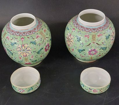 CHINA, QING DYNASTY

A pair of lidded ginger...