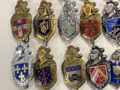 LOT D'INSIGNES militaires, Gendarmerie et...