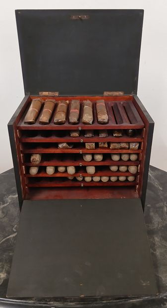 COFFRET A CIGARES en bois peint et cuir repoussé...