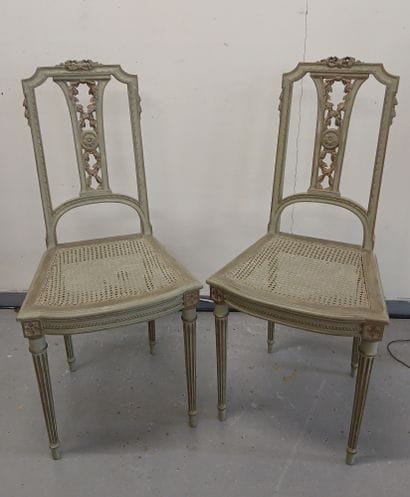 PAIRE DE CHAISES en bois laqué, dossier ajouré,...
