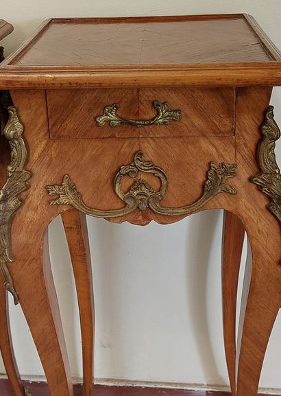 PAIRE DE CHEVETS en bois de placage garni...