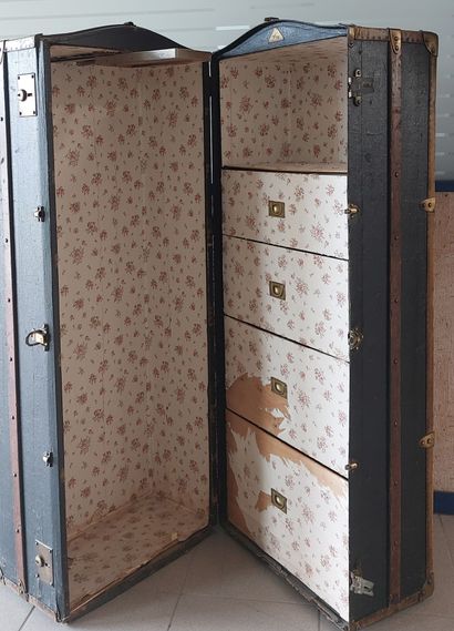 LIPROSTA 

Chest of drawers with four drawers...