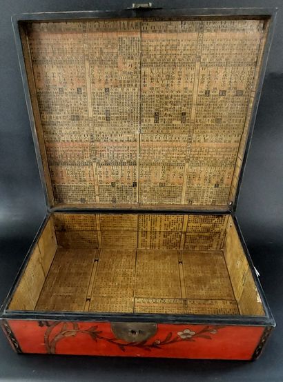 CHINA

Large leather-lined box decorated...