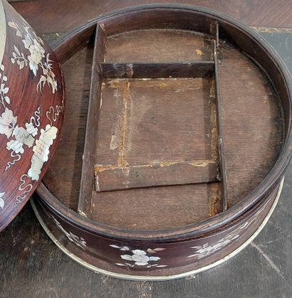 ASIE

Boîte ronde en bois incrusté de nacre...