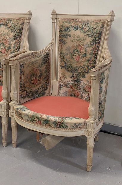 PAIRE DE BERGERES en bois relaqué crème à...