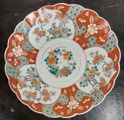 IMARI

Grand plat en porcelaine à décor floral...