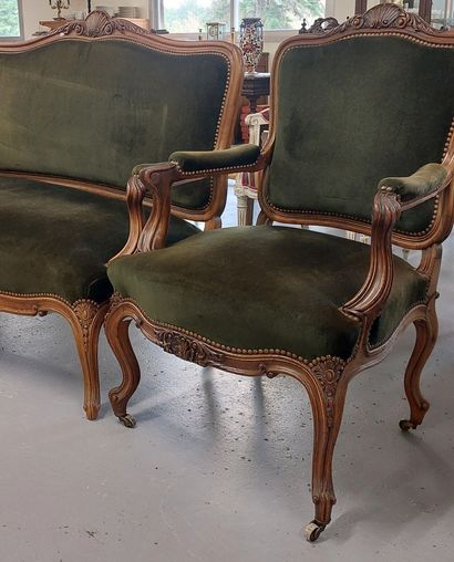SALON trois pièces en bois naturel mouluré...