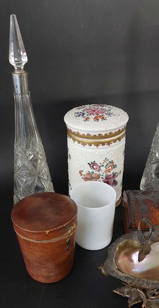 Set includes: 

- 1 small domed box with...