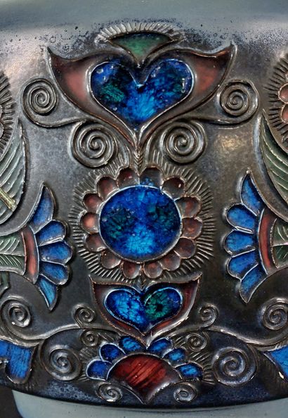 QUIMPER, TABURET 

Large, flat-shaped vase...