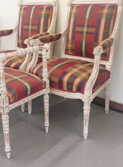 PAIRE DE FAUTEUILS en bois laqué retapissé,...