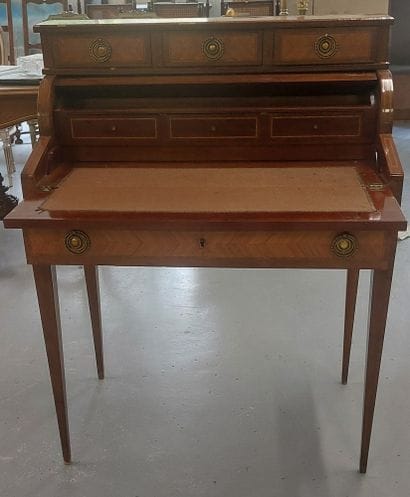 PETIT BUREAU A CYLINDRE en bois de placage...