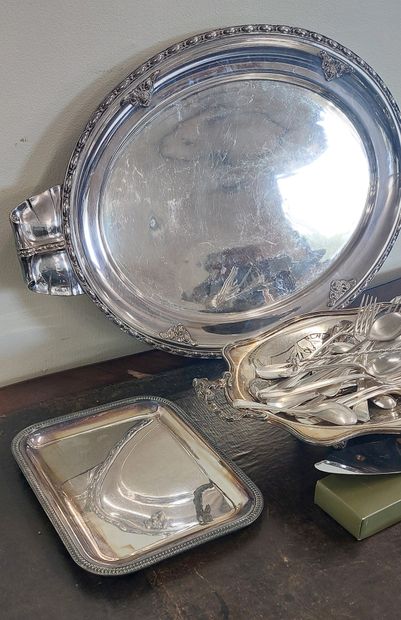 Metal SET including: 

- 1 large tray, 38.5...