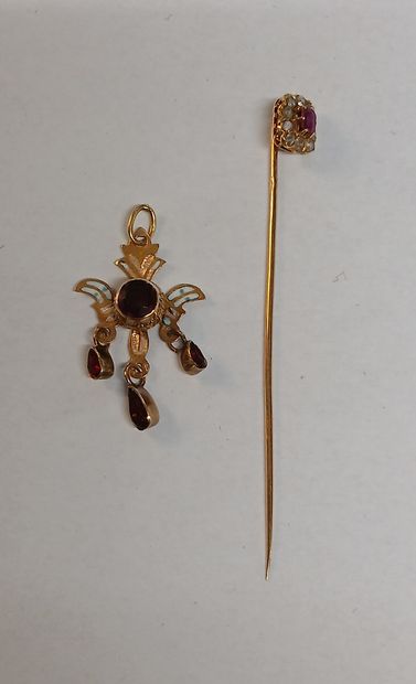 PENDENTIF en or 18K et émaux (manques) et...