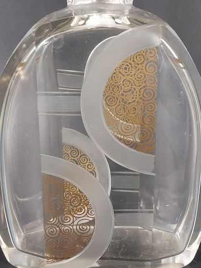ART DECO

Crystal decanter 

Trace of a stamp...