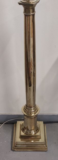 Brass floor lamp, three lights

Adjustable...