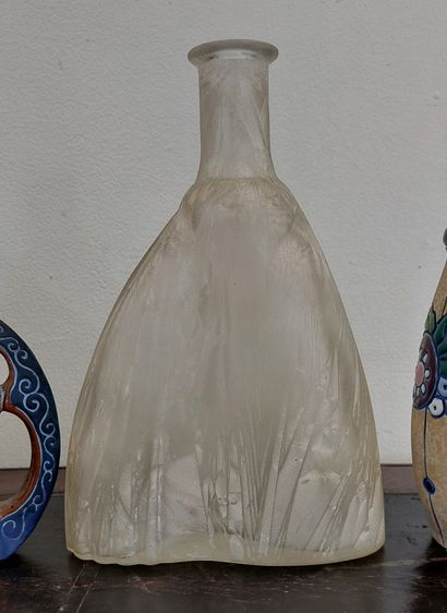 AMPHORA

Deux vases en céramique à décor...
