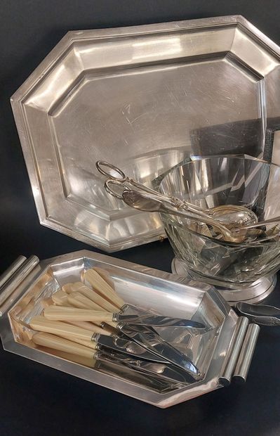 LOT comprenant : 

- 1 coupe en cristal (égrenures),...