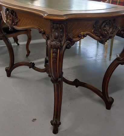 TABLE DE MILIEU en noyer mouluré et sculpté,...